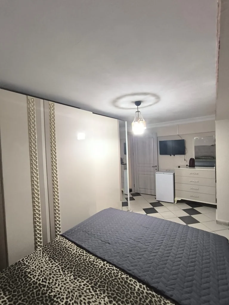 Aynalı dolaplı oda — Anka Suit Apart